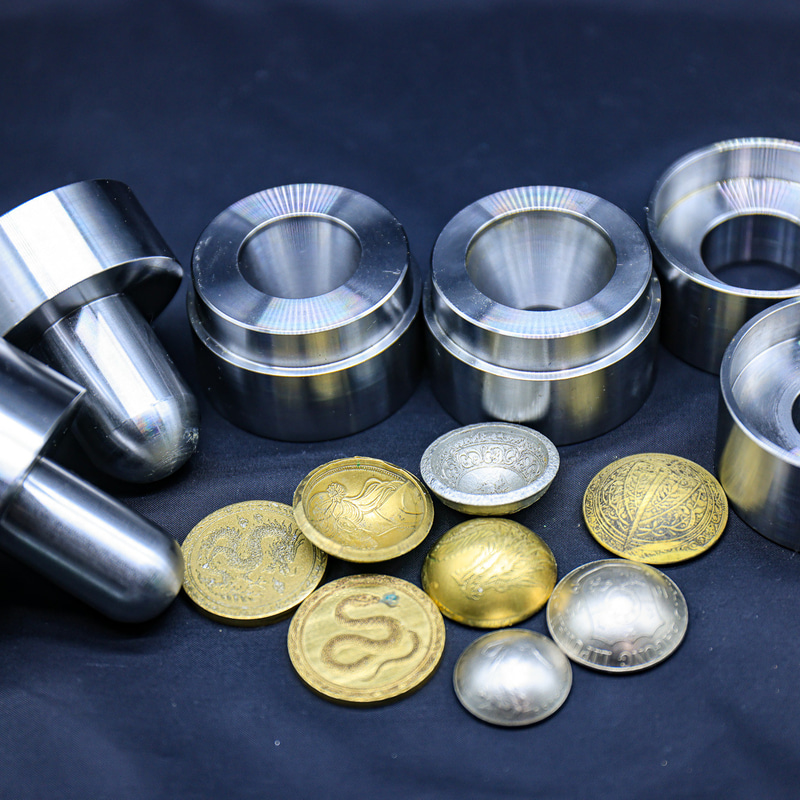 コンチョ成形工具と加工されたコイン